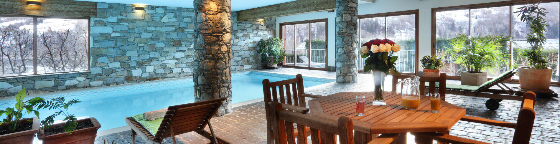 Photo de bord d'une piscine intérieure avec vue sur la montagne.