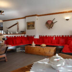 Photo d'une grande salle de détente avec un canapé rouge.