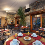 Photo d'une grand salle à manger avec petit déjeuner.