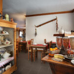 Photo d'une salle à manger avec buffet sur le coté.
